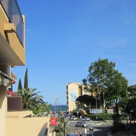 Climatise, 4 Couchages, A 2 Pas De La Au Lavandou - Fr-1-251-93 Apartment Le Lavandou
